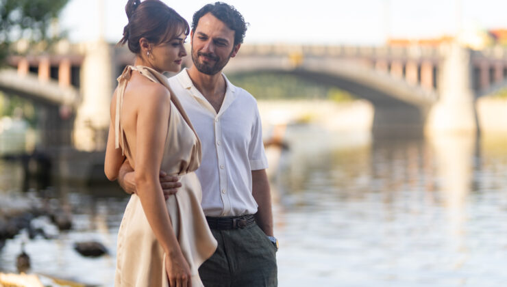 Netflix, Birkan Sokullu ve Esra Bilgiç’e yer veren Romantik Hırsız’ın fragmanını paylaştı